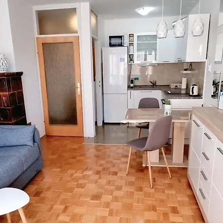 アパート Karolina ザダル